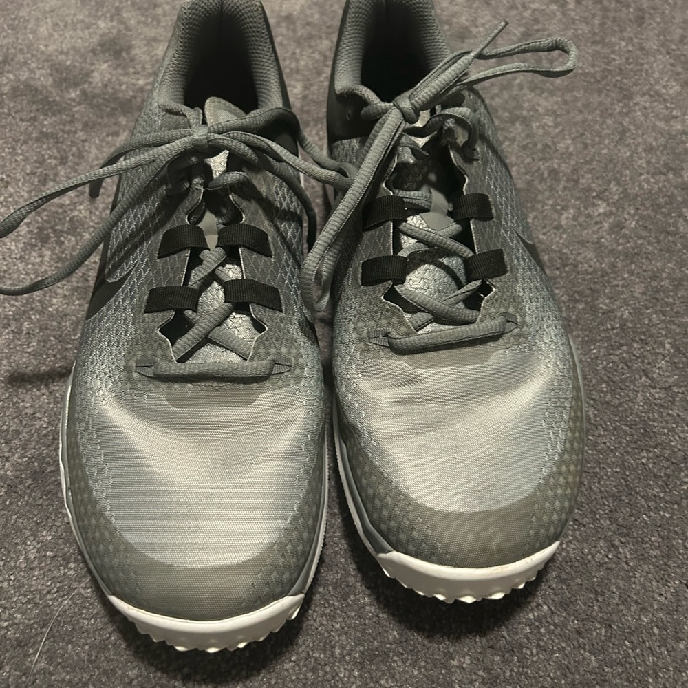 There woods golf shoe